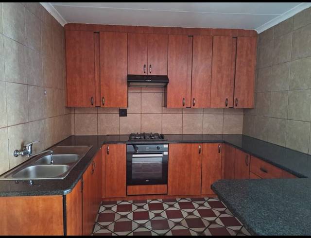 2 BEDROOM TOWNHOUSE FOR SALE IN BRAKPAN CENTRAL
